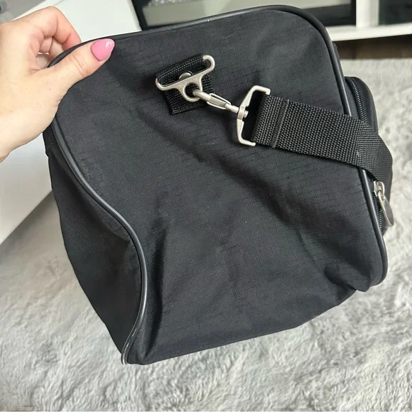 Eddie Bauer Black Duffel Bag Carry On Unisex Men’s Woman’s Tote - Picture 3 of 10